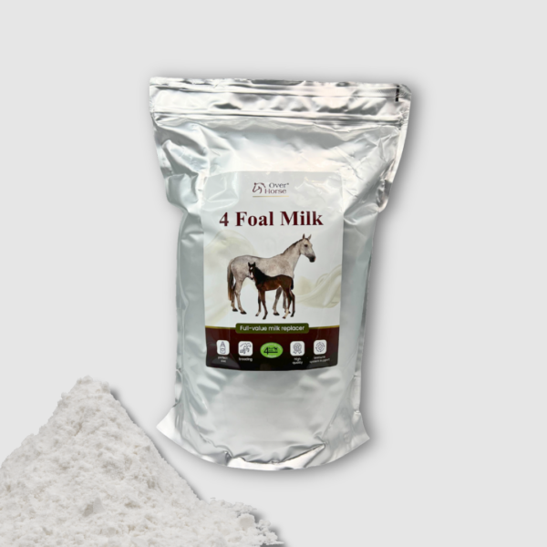 Srebrene opakowanie mleka dla źrebiąt. Na pierwszym plane klacz ze źrebakiem.