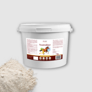 Białe wiaderko na szarym tle z preparatem Over Horse Neutralizer.