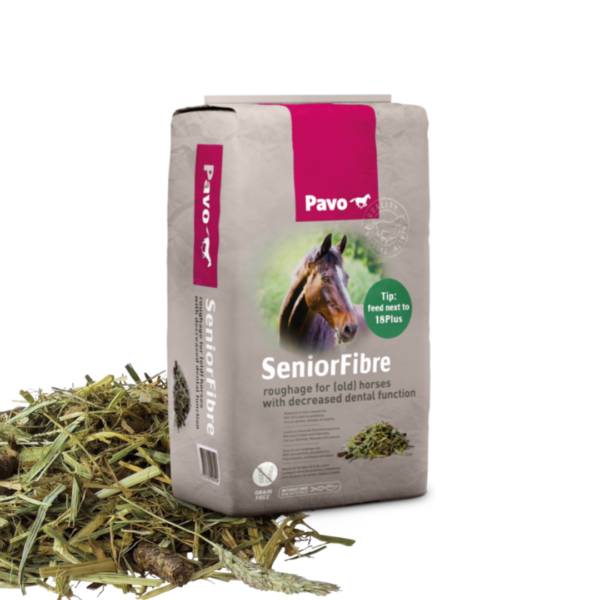 Szary worek Pavo z koniem. Obok drobna sieczka bez lucerny i melasy SeniorFibre.