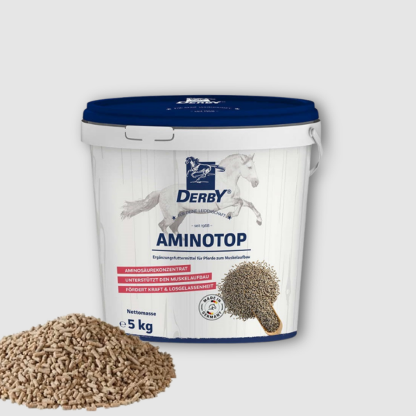 Białe wiaderko z niebieską przykrywką DERBY Aminotop dla koni.