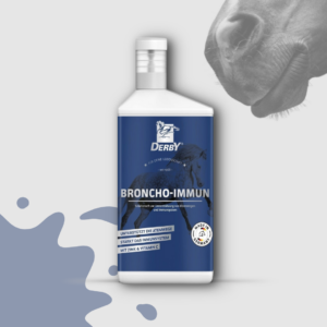 Butelka na szarym tle z preparatem DERBY Broncho-Immun. W tle końskie chrapy.