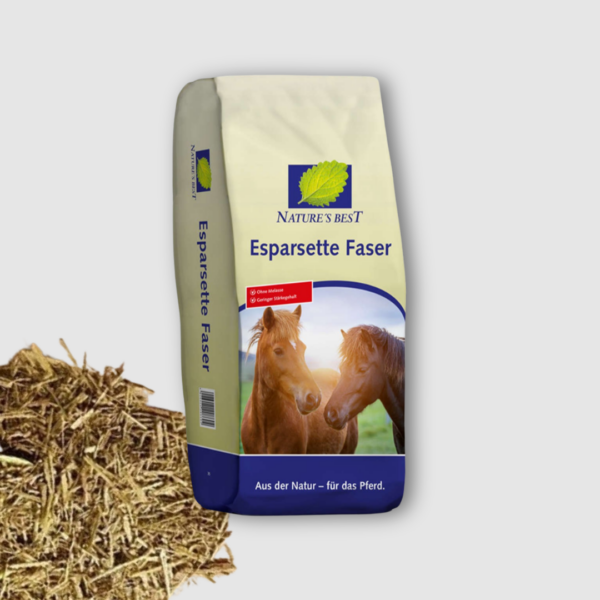 Worek sieczki z esparcety dla koni. Na worku widać zdrowego konia i kuca.