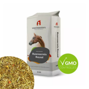 Głowa konia na worku sieczki VOERMEESTERS Ruwvoermix Royal. Po lewej stronie sieczka z tymotki, lucerny, esparcety.