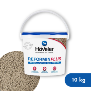 Wiaderko z mieszanką mineralno-witaminową dla koni.