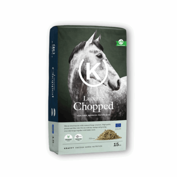 Opakowanie sieczki dla koni KRAFFT Lucerne Chopped 15kg na białym tle.