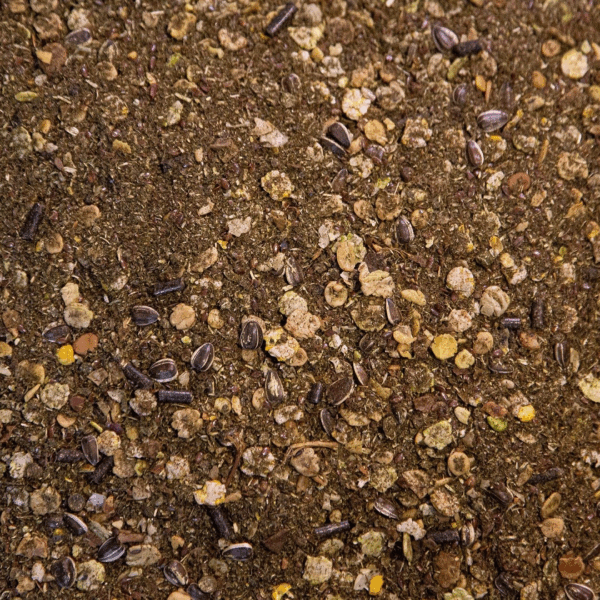 Pasza dla koni HÖVELER Pur Muskel z bliska. Widoczne są komponenty paszowe, takie jak: słonecznik, tymotka, czy płatki grochu.